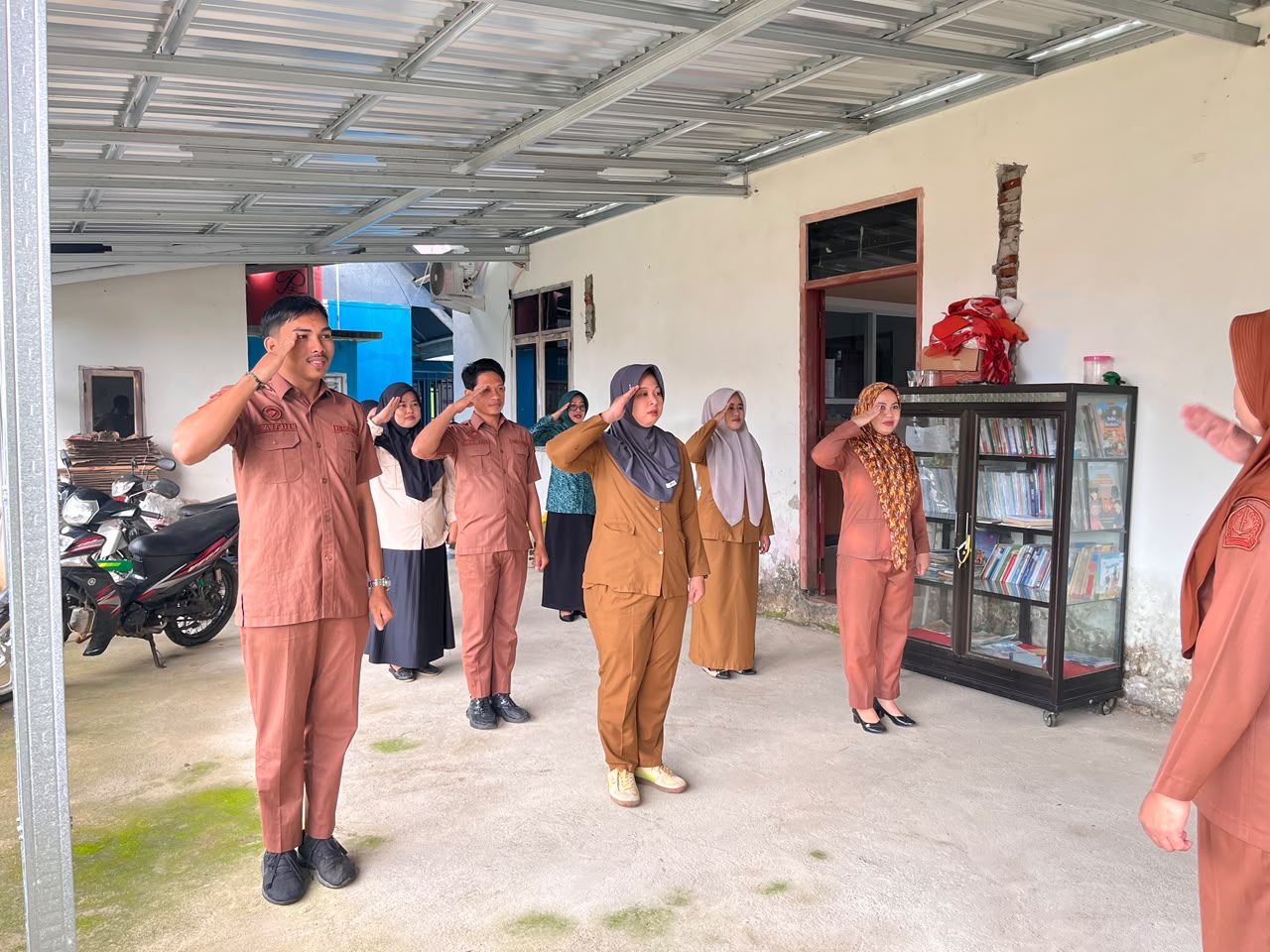 Gerimis, Apel Senin Pagi di Kantor Desa Libureng Tetap Dilaksanakan